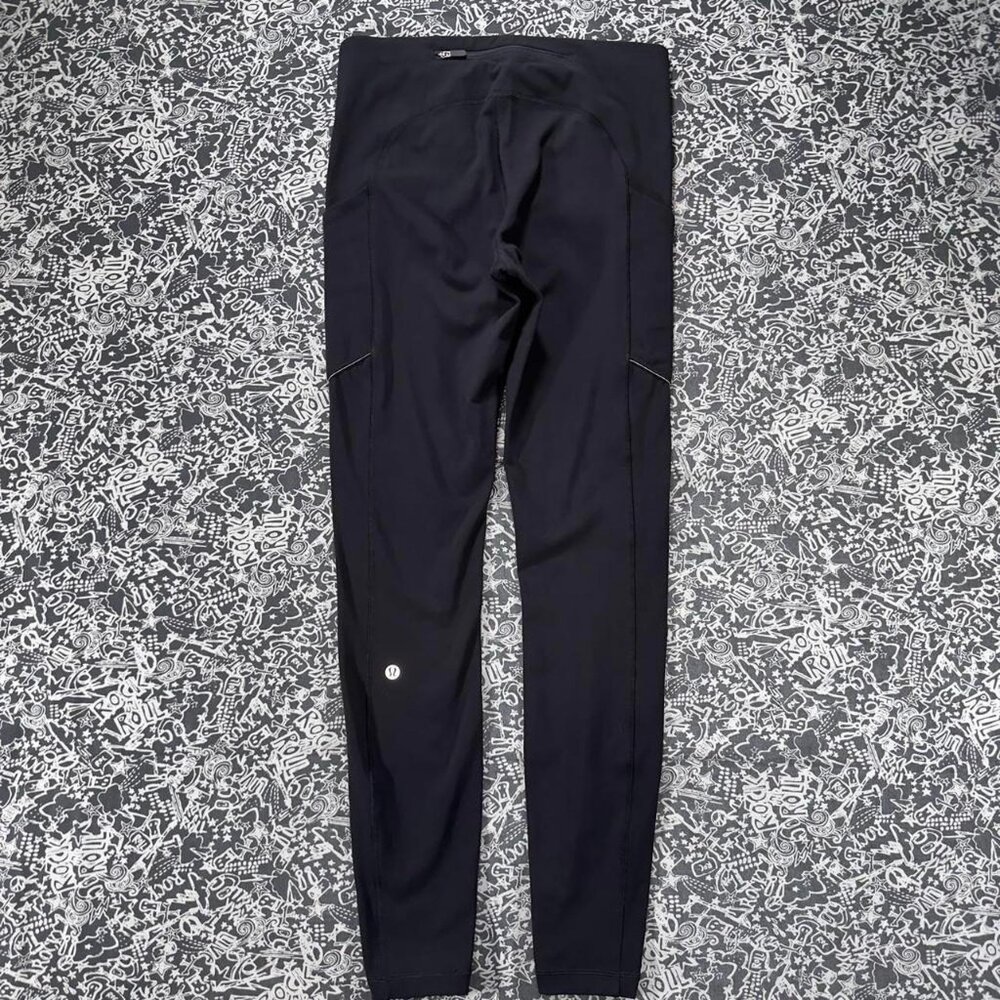 Black Lululemon leggings with mid-rise fit and side pockets - Picture 3 of 7
